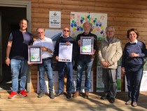 Claus-Peter Hutter überreichte die Jubiläums- und Patenschaftsurkunde für 4,3 ha Gelände an den (seit Jahren fast ganz erblindeten) Präsidenten von Canale Ecologia Giovanni Bosio (Mitte), mit dabei Bürgermeister Enrico Faccenda (Canale, links) und sein Bürgermeisterkollege Antonello Merolla aus Cisterna d’Asti (2.v.r.), die Canale Ecologia Vizepräsidenten und Dolmetscherin Luisa. C.-P. Hutter überbrachte dabei auch die Grüße von Bürgermeister Jürgen Scholz und der Gemeinde Sersheim.